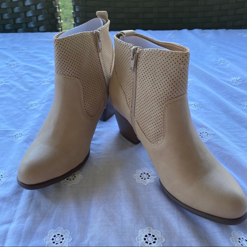 NIB White Mountain Booties - Picture 1 of 8